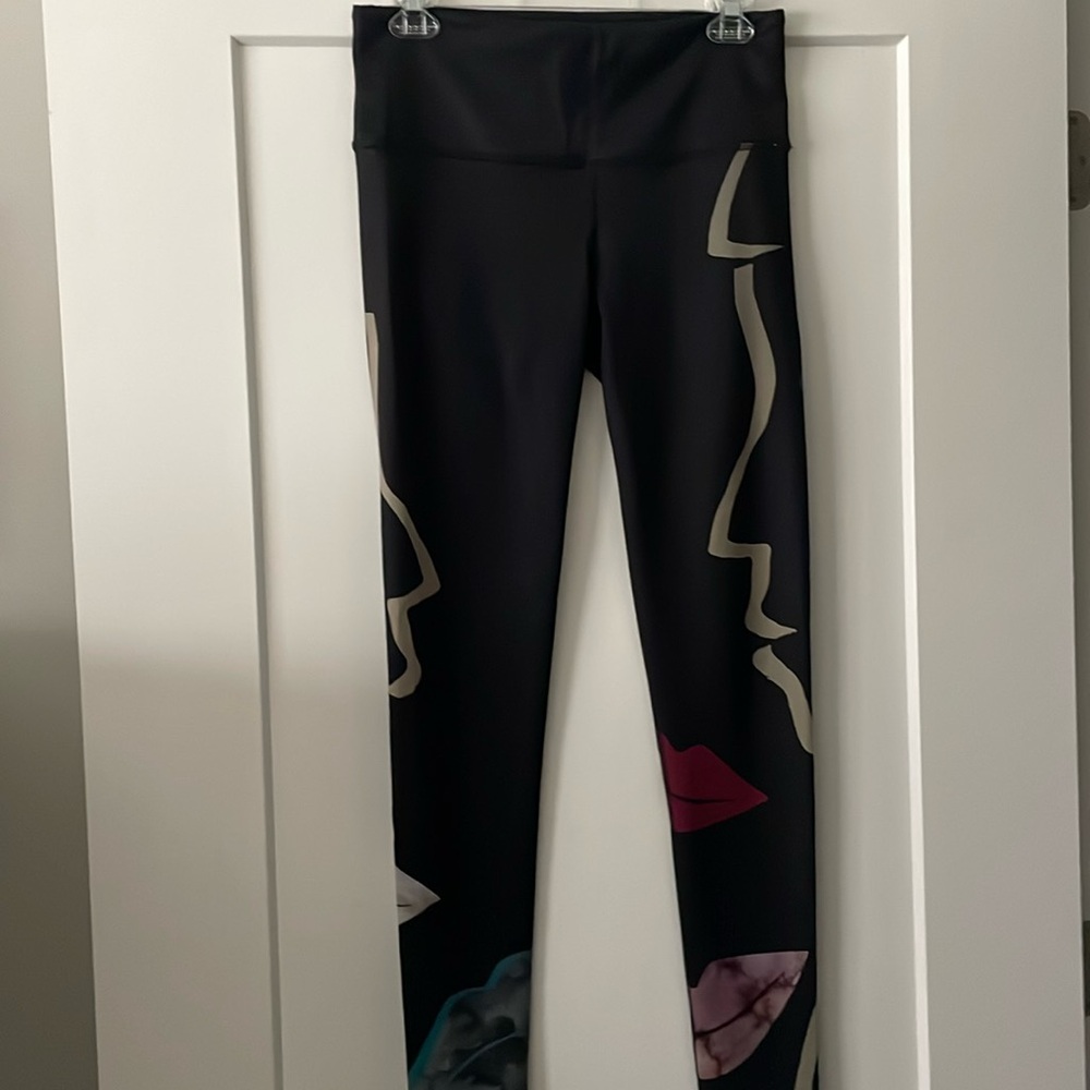 Noli size medium leggings.